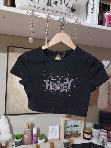 Croptop s nápisem honey s kamínky, 158