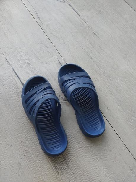 Gumové pantofle, 32