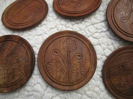 6x pěkné dřevěné podšálky ve stojánku, jako nové, 