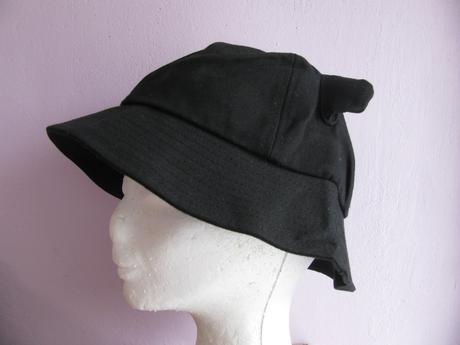 Černý plátěný klobouk, 158