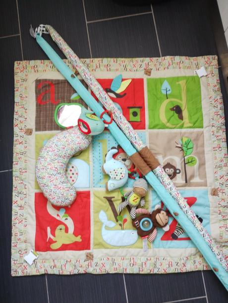 Hrací deka s hrazdou skip hop,