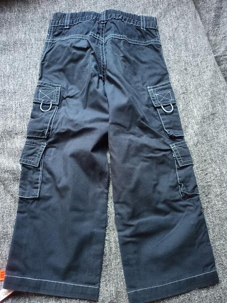 3x plátěné kalhoty,2x kšiltovka,1x vesta,2x triko, 104–116