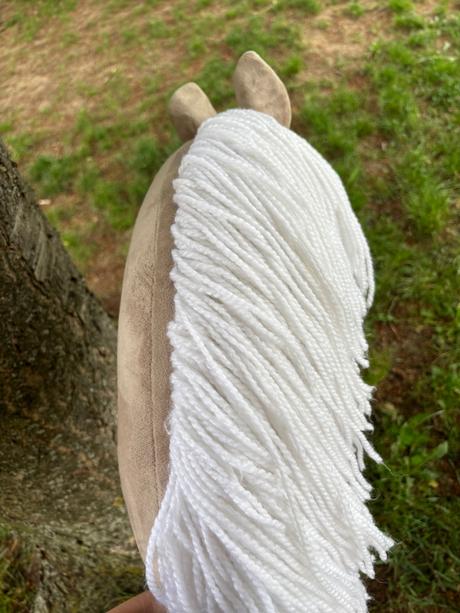 Koník hobby horse blondie s černou ohlávkou,