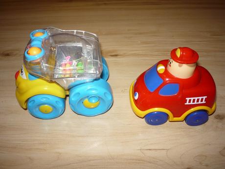 Fisher price chrastící auto,