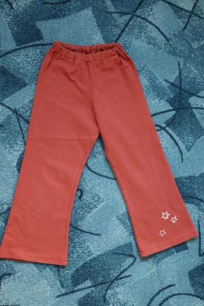 Jednoduché holčičí tepláky do zvonu, 86