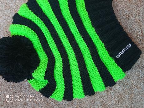 Čepice černo - neonová,