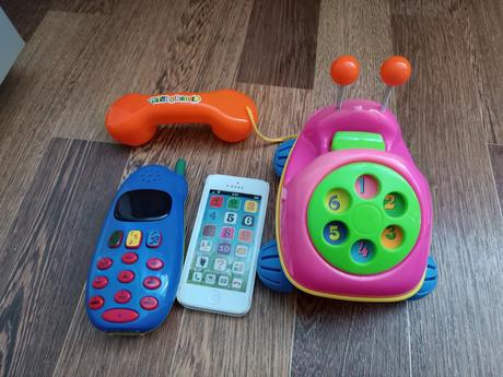 8x hračky pro nejmenší-telefon,chrastítka,klíče, 