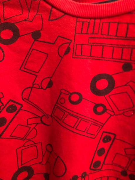 Červená mikina s autíčky, 122