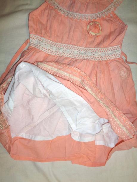 Krásné vyšívané lososové šaty, 116