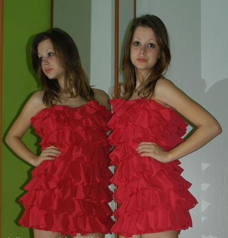 Krátké volánkové malinově růžové společenské šaty, 36