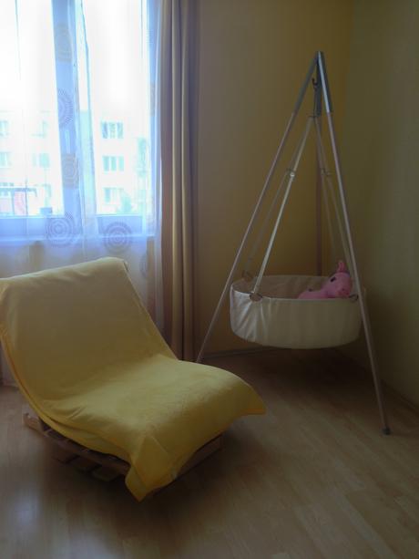 Pokojik pro mimi-kolebka leander,kreslo+policeikea,