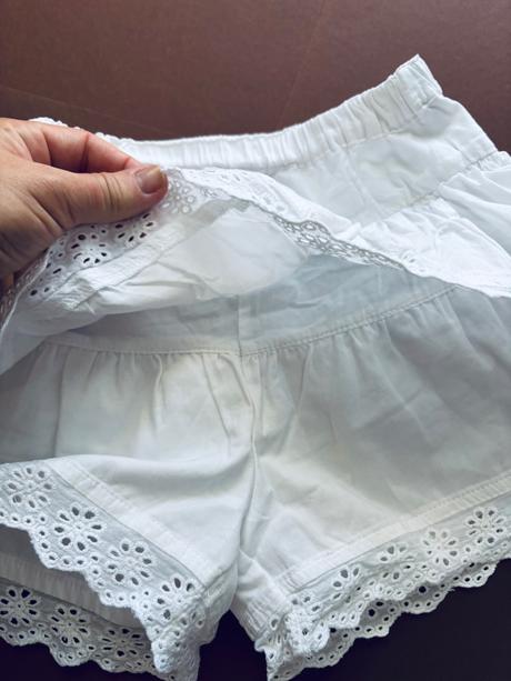 Kraťaso sukně s volánky ,olemovanim s madeirou, 98