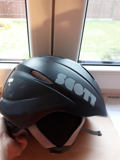 Kvalitní lehká značková helma na lyže scott, s