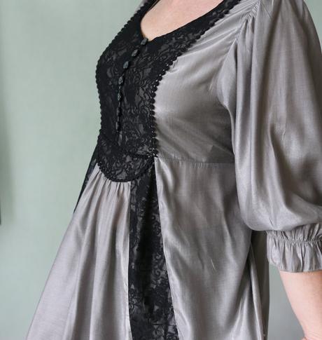 Stříbrošedá tunika s černou krajkou vel.38-40, 38 / m