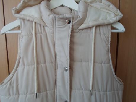 Béžová dlouhá zateplená vesta, s