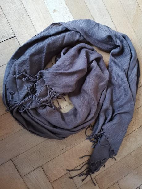 Šála hnědá třásně,