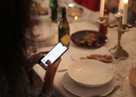 Online pracovní komunikace během večeře: Normální či problém?