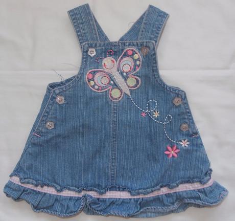 V100. riflové šaty s motýlem, 56