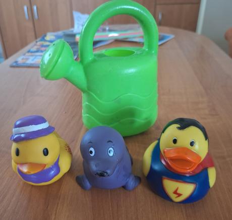 Konvička a gumové zvířátka k vodě, 