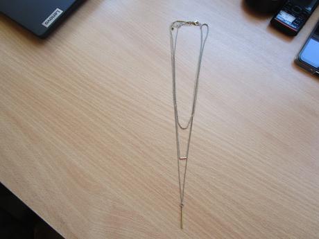 Zajímavý třívrstvý náhrdelník ve zlaté barvě,