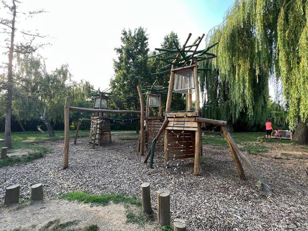 Dětské hřiště Holásky: Rodinný výlet s dětmi u Brna