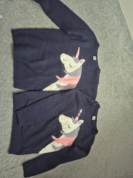 2 x tmavě modrý svetřík, 134