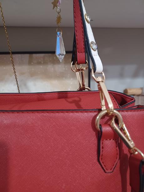 Červená kabelka s řetízky na výměnu,