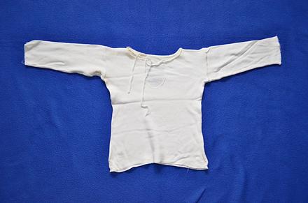 Kojenecká košilka, 56