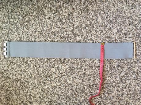 Široký pás s kovovou přezkou, 