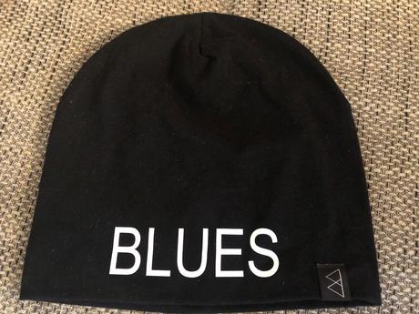 Cerna cepice bavlnena s bilym napisem blues, h&m