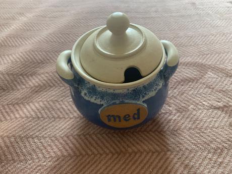 Porcelánový medovniček, 