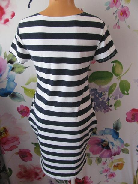 Krásné pružné mini šaty s teniskami a kapsami, m