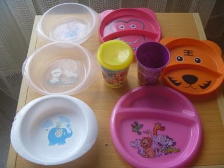 8 ks dětského plastového nádobí,