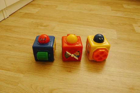 Fisher price 3 kostky chrastici - prvni hracky,