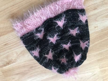 Ruzova cepice s cernymi hvezdickami, 