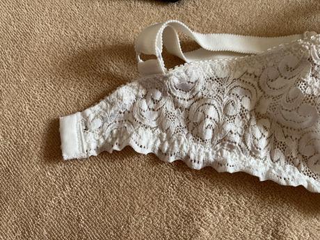 Bílá podprsenka 85 d + černá zdarma, 85d