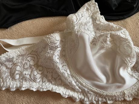 Bílá podprsenka 85 d + černá zdarma, 85d