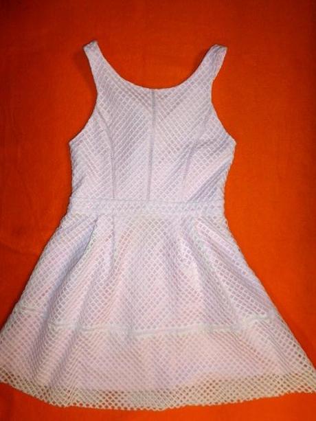 Exkluzivní bílé síťované šaty s růžovou podšívkou, 158