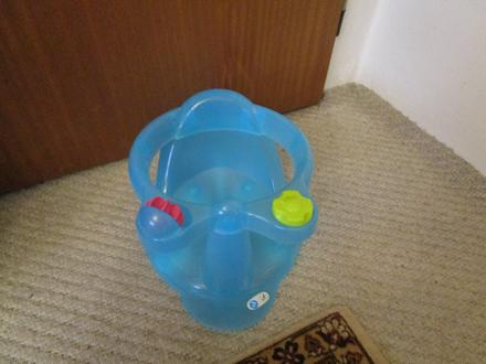 Modré plastové sedátko do vany s přísavkami,pc 499, 