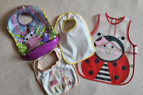 Bryndáky, bryndáčky a plastová zástěrka beruška,