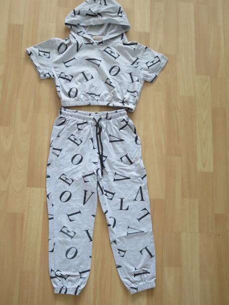 Triko cropp top + tepláky, 134