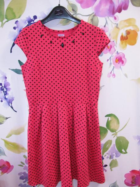 Skvělé elastické červené šaty a černým puntíkem, f&f,158