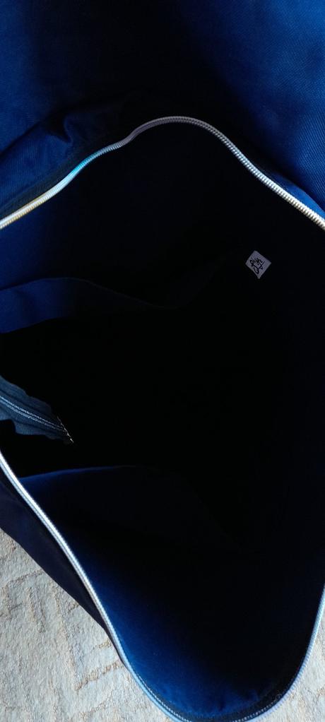 Městský prostorný batoh modré květy,