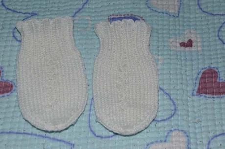 Bílé pletené rukavičky, 68