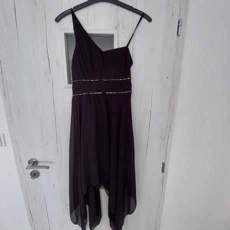 Černé plesové šaty, l