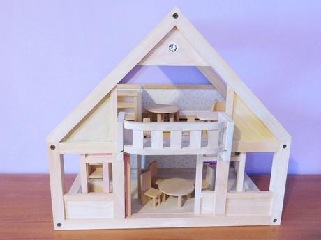 Velký dřevěný domeček s balkónem, 