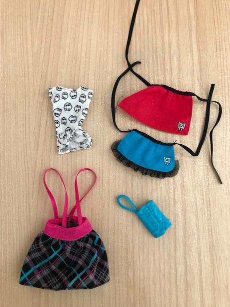 Oblečky pro monster high,