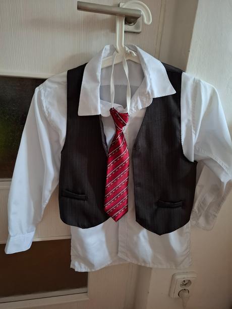 Chlapecky společenský oblek, 146