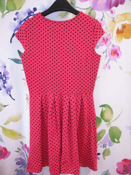 Skvělé elastické červené šaty a černým puntíkem, f&f,158