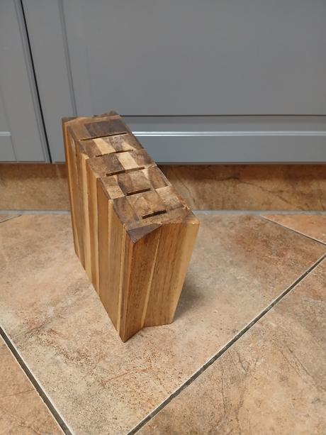 Dřevěný stojan na nože, 